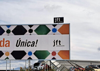 Instalación de vallas para JFT Comunicación en el Aeropuerto de Granada