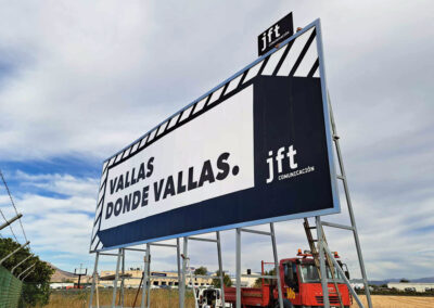 Instalación de vallas para JFT Comunicación en el Aeropuerto de Granada